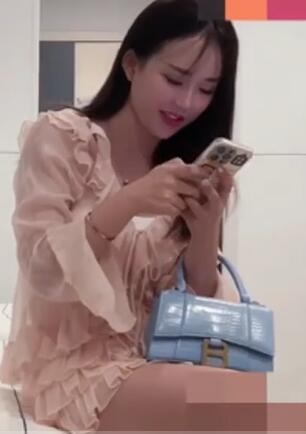 大熊探花 前凸后翘拉著双手撞击